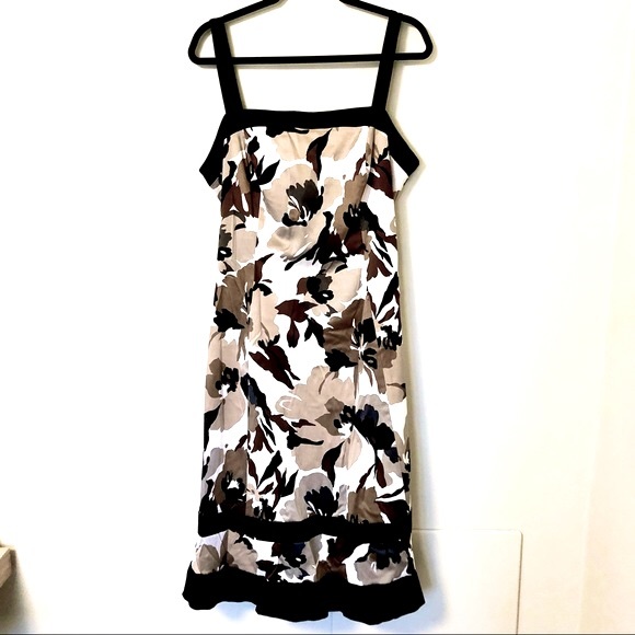 Laura Plus Size Midi Dress - Picture 10 of 10